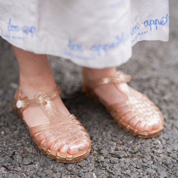 簡単スカーフアレンジでおしゃれ度爆上げ！ シンプルコーデが華やぐ小物テク | HugMug