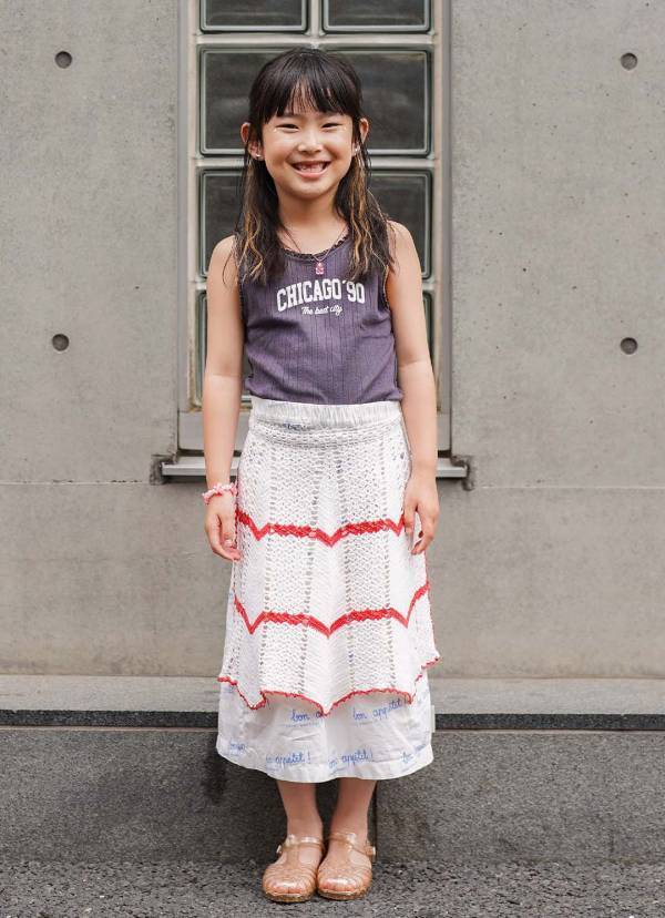 簡単スカーフアレンジでおしゃれ度爆上げ！ シンプルコーデが華やぐ小物テク | HugMug