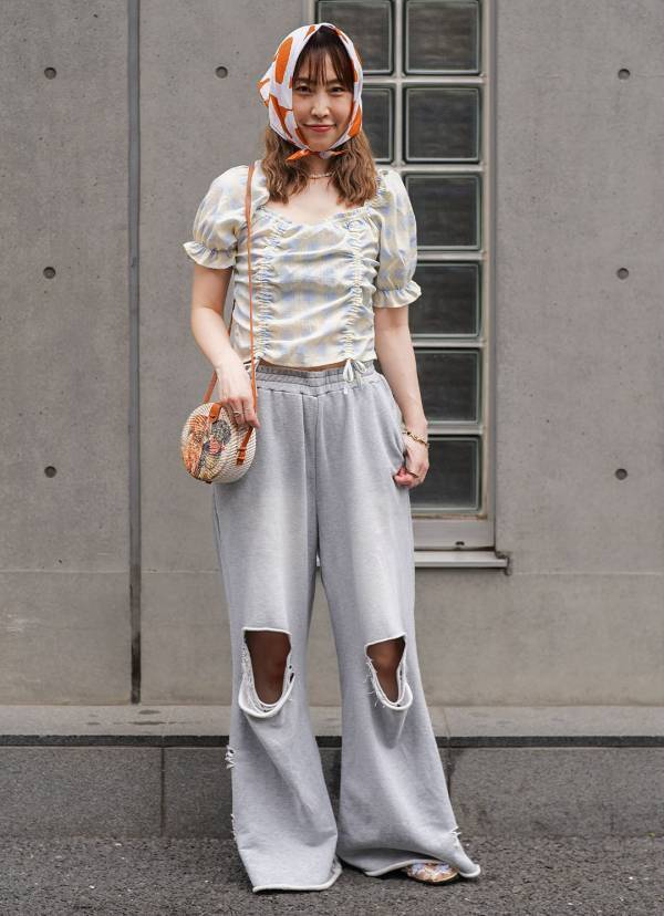 簡単スカーフアレンジでおしゃれ度爆上げ！ シンプルコーデが華やぐ小物テク | HugMug