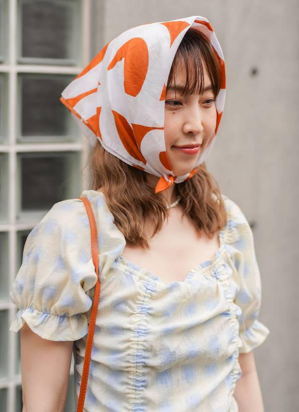 簡単スカーフアレンジでおしゃれ度爆上げ！ シンプルコーデが華やぐ小物テク | HugMug