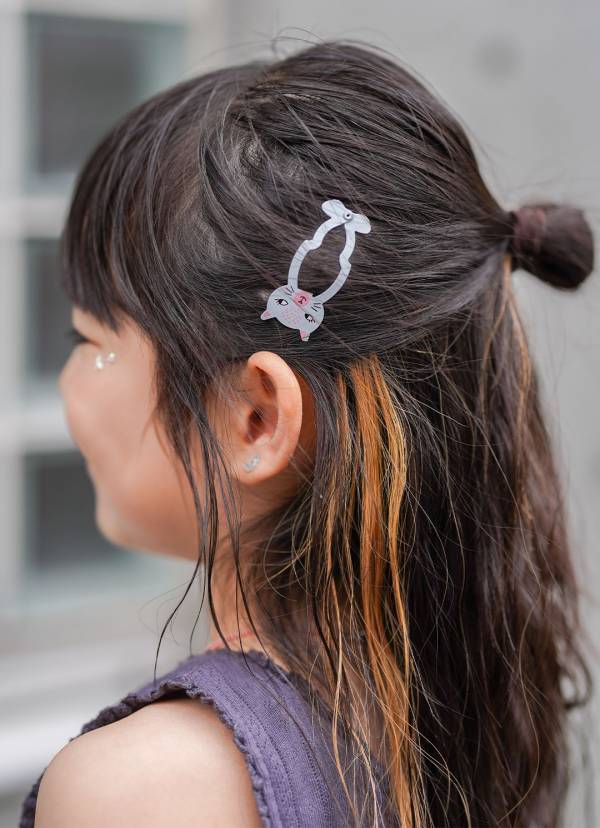 簡単スカーフアレンジでおしゃれ度爆上げ！ シンプルコーデが華やぐ小物テク | HugMug