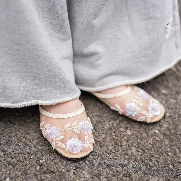 簡単スカーフアレンジでおしゃれ度爆上げ！ シンプルコーデが華やぐ小物テク | HugMug