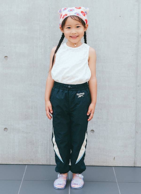 スポーティMIXのお手本コーデ。きちんと小物がサマ見えの秘訣 | HugMug