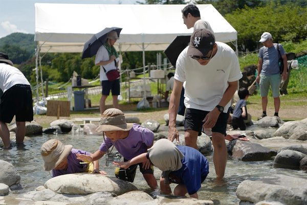 「東京＆山梨、家族で過ごす夏休み」武智志穂の沖縄でのんびり双子育児 Vol.60 | HugMug