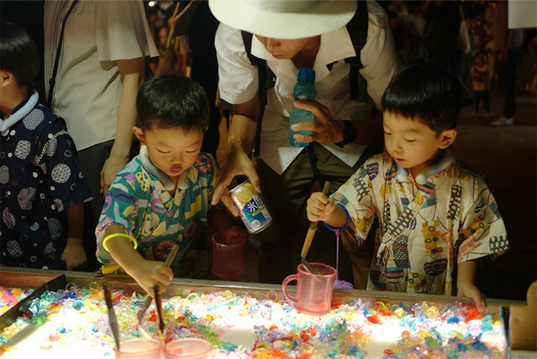 「東京＆山梨、家族で過ごす夏休み」武智志穂の沖縄でのんびり双子育児 Vol.60 | HugMug