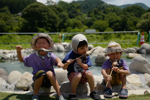 「東京＆山梨、家族で過ごす夏休み」武智志穂の沖縄でのんびり双子育児 Vol.60 | HugMug