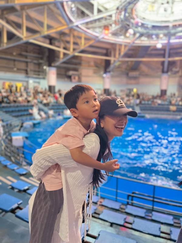 「東京＆山梨、家族で過ごす夏休み」武智志穂の沖縄でのんびり双子育児 Vol.60 | HugMug