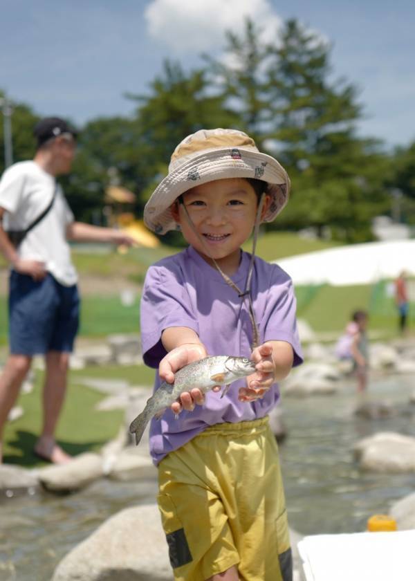 「東京＆山梨、家族で過ごす夏休み」武智志穂の沖縄でのんびり双子育児 Vol.60 | HugMug