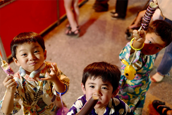 「東京＆山梨、家族で過ごす夏休み」武智志穂の沖縄でのんびり双子育児 Vol.60 | HugMug