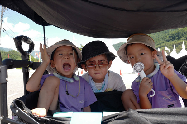 「東京＆山梨、家族で過ごす夏休み」武智志穂の沖縄でのんびり双子育児 Vol.60 | HugMug