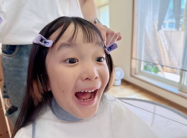 美容師ママが伝授！初心者でもできる子どもの前髪セルフカットのコツ3選 | HugMug