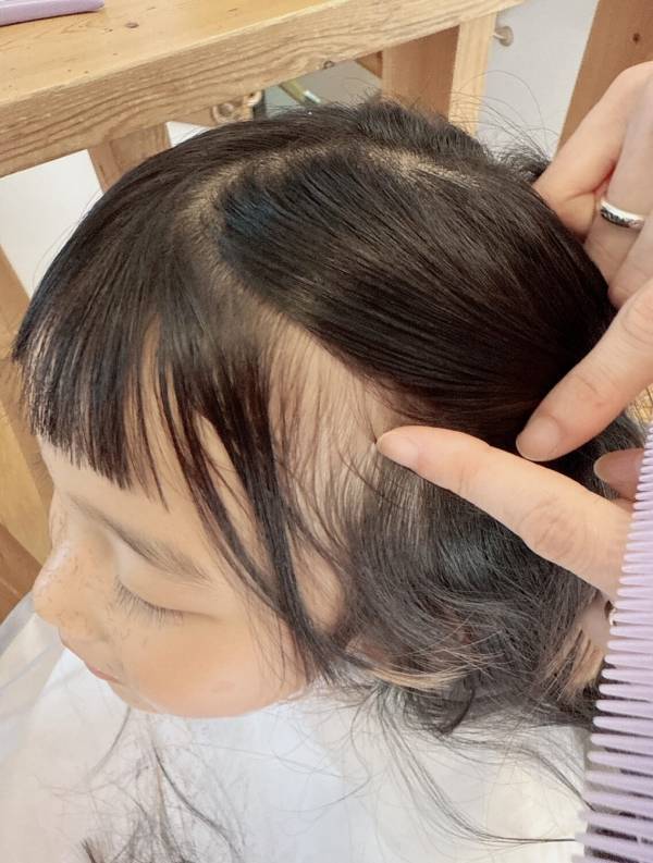美容師ママが伝授！初心者でもできる子どもの前髪セルフカットのコツ3選 | HugMug