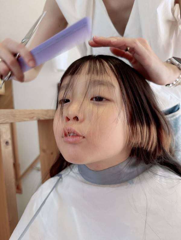美容師ママが伝授！初心者でもできる子どもの前髪セルフカットのコツ3選 | HugMug
