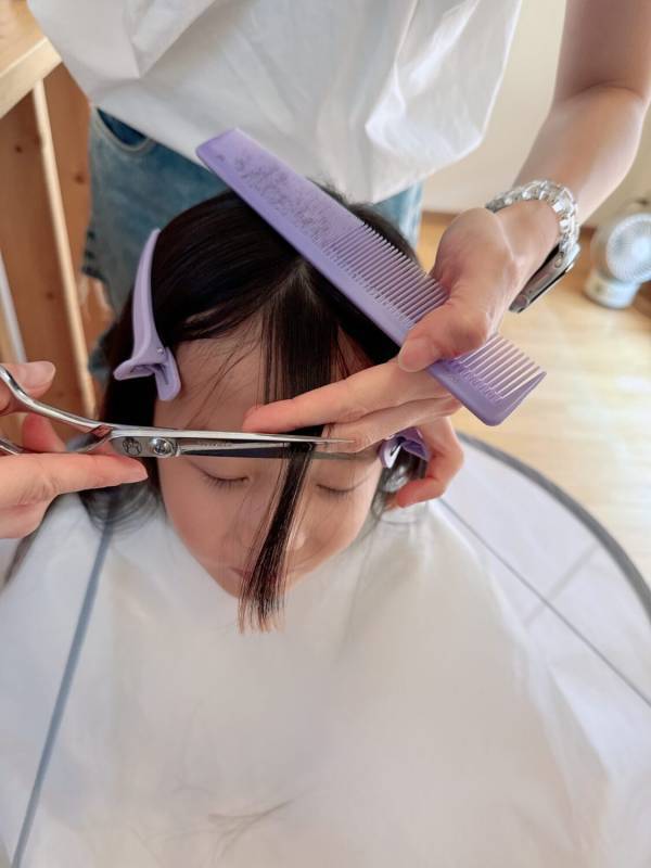 美容師ママが伝授！初心者でもできる子どもの前髪セルフカットのコツ3選 | HugMug