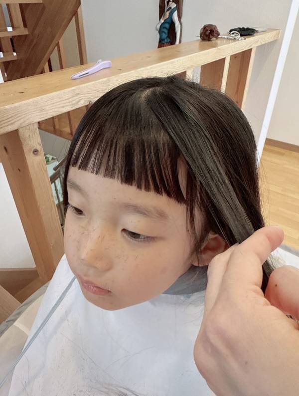 美容師ママが伝授！初心者でもできる子どもの前髪セルフカットのコツ3選 | HugMug
