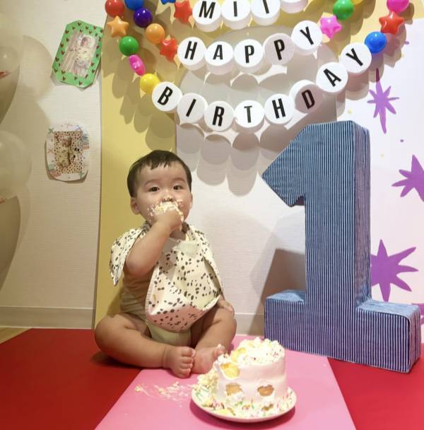 【1歳誕生日】を手作りで！おうちスタジオ風フォトブース＆選び取りカードの作り方 | HugMug