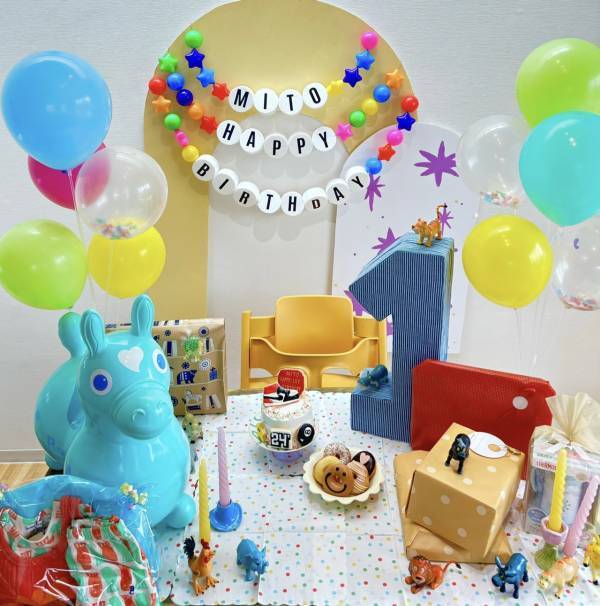 【1歳誕生日】を手作りで！おうちスタジオ風フォトブース＆選び取りカードの作り方 | HugMug