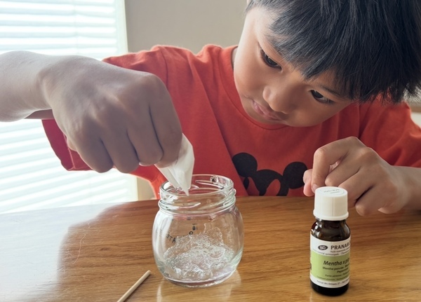 【親子で工作】自由研究にも！保冷剤を使った消臭剤作り | HugMug