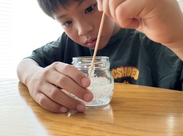 【親子で工作】自由研究にも！保冷剤を使った消臭剤作り | HugMug