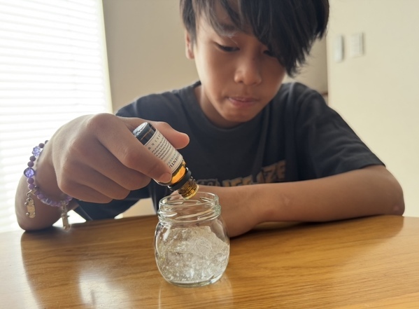 【親子で工作】自由研究にも！保冷剤を使った消臭剤作り | HugMug