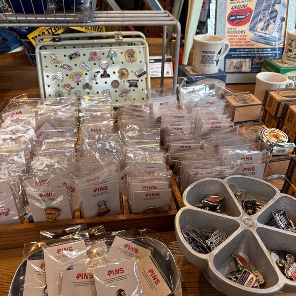 遊び心ある25種類【ダルトンのPINS】が集めたくなる可愛さ！ギフトにもおすすめ | HugMug