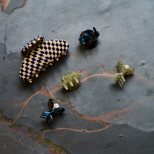 忙しい朝でも即おしゃれ！今どきヘアアクセ6選。美容師ママがやってる可愛い付け方【ボブ&amp;ロング必見】 | HugMug