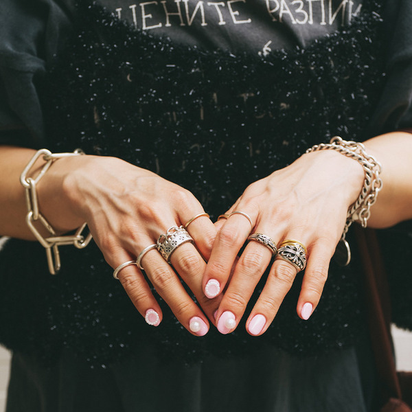 ニットビスチェで一足先に秋気分♪ 暑い9月でも着たいモノトーンコーデ術 | HugMug