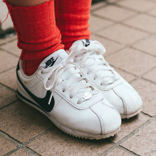 ニットビスチェで一足先に秋気分♪ 暑い9月でも着たいモノトーンコーデ術 | HugMug