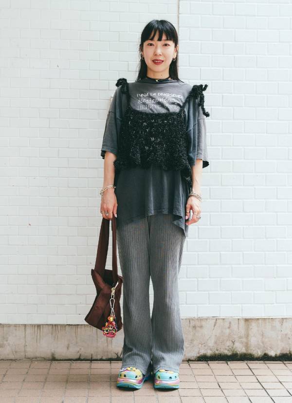 ニットビスチェで一足先に秋気分♪ 暑い9月でも着たいモノトーンコーデ術 | HugMug