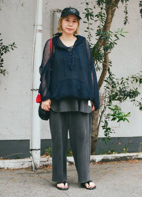 秋のトレンドカラー”赤”をアクセントに！ 最旬ブラックコーデ | HugMug