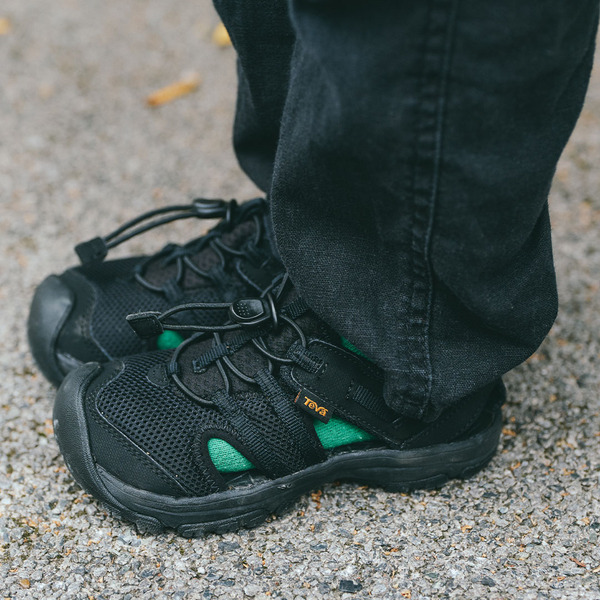 秋のトレンドカラー”赤”をアクセントに！ 最旬ブラックコーデ | HugMug