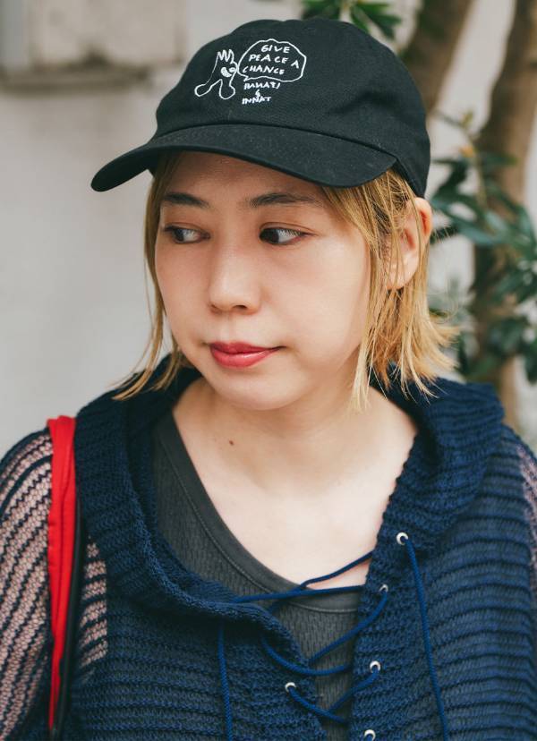 秋のトレンドカラー”赤”をアクセントに！ 最旬ブラックコーデ | HugMug