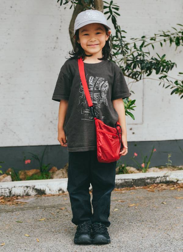 秋のトレンドカラー”赤”をアクセントに！ 最旬ブラックコーデ | HugMug