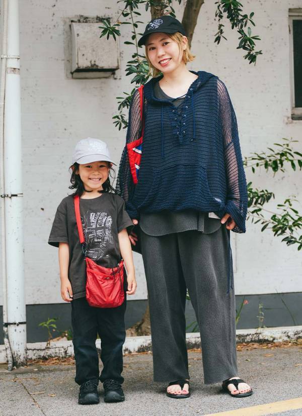 秋のトレンドカラー”赤”をアクセントに！ 最旬ブラックコーデ | HugMug