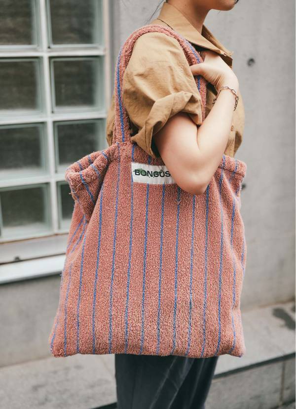 脱・マンネリ化！ 1枚でサマ見えが叶う【クロップドシャツ】で残暑コーデ | HugMug