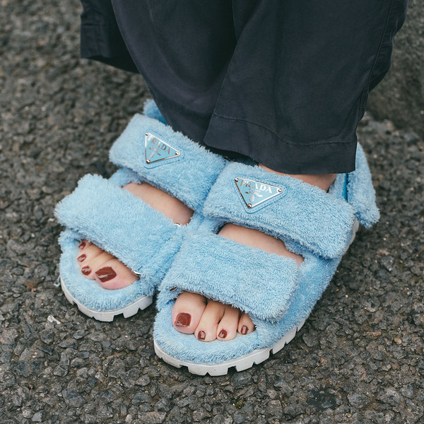 脱・マンネリ化！ 1枚でサマ見えが叶う【クロップドシャツ】で残暑コーデ | HugMug