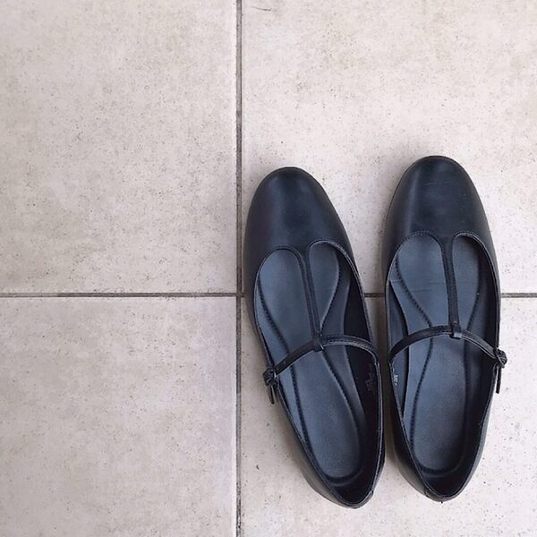 3,990円には見えない！「UNIQLO:C」の高見えTストラップシューズが優秀すぎ | HugMug