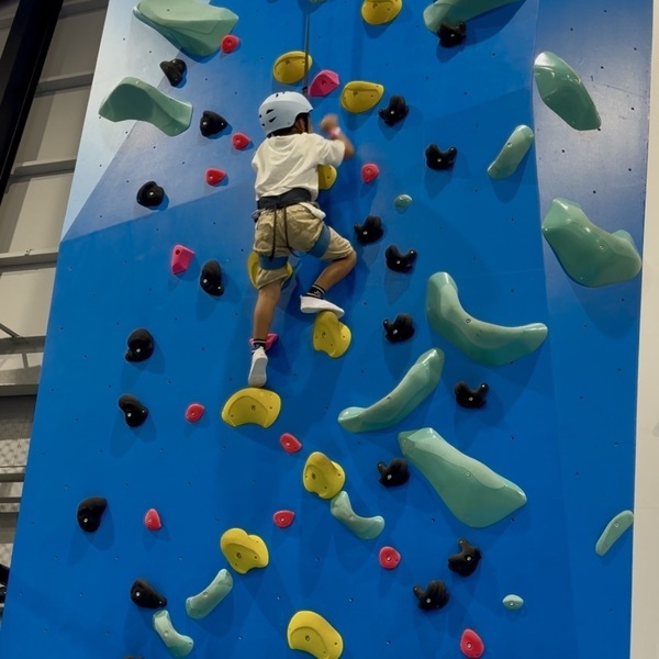 【三重県】雨の日でも全力遊び！ 子連れで楽しめる室内アスレチック＆トランポリン「JUMP LABI」 | HugMug