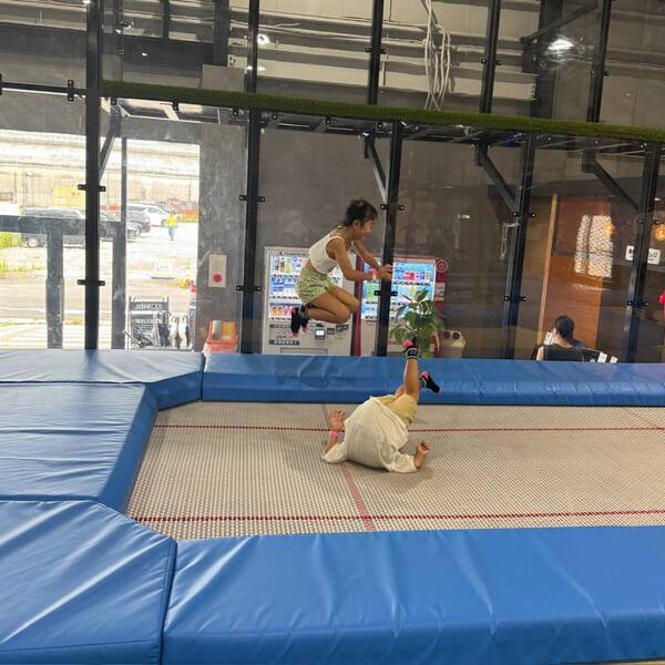 【三重県】雨の日でも全力遊び！ 子連れで楽しめる室内アスレチック＆トランポリン「JUMP LABI」 | HugMug