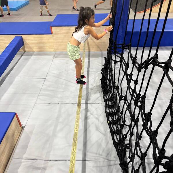 【三重県】雨の日でも全力遊び！ 子連れで楽しめる室内アスレチック＆トランポリン「JUMP LABI」 | HugMug