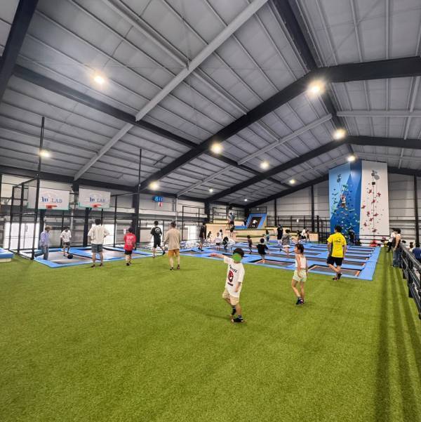 【三重県】雨の日でも全力遊び！ 子連れで楽しめる室内アスレチック＆トランポリン「JUMP LABI」 | HugMug