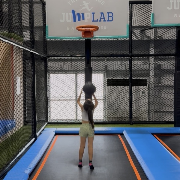 【三重県】雨の日でも全力遊び！ 子連れで楽しめる室内アスレチック＆トランポリン「JUMP LABI」 | HugMug