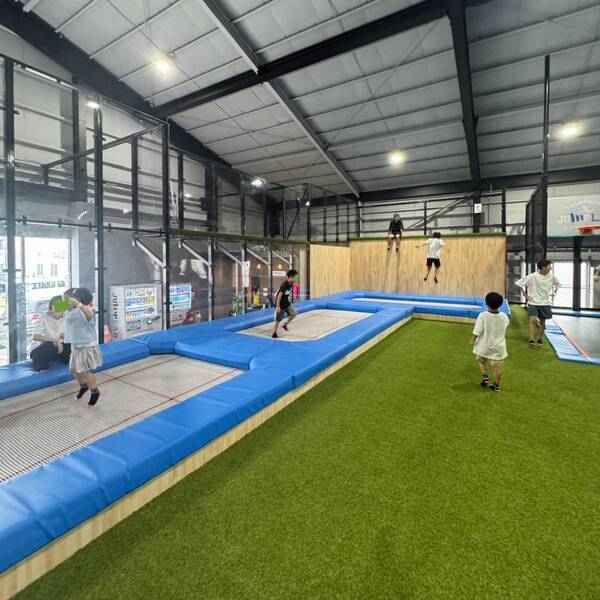 【三重県】雨の日でも全力遊び！ 子連れで楽しめる室内アスレチック＆トランポリン「JUMP LABI」 | HugMug