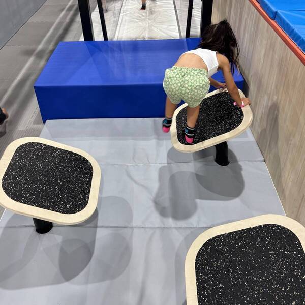 【三重県】雨の日でも全力遊び！ 子連れで楽しめる室内アスレチック＆トランポリン「JUMP LABI」 | HugMug