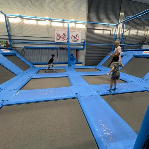 屋内アスレチック【トンデミ平和島】親子でスリル満点のクライミング＆トランポリン体験 | HugMug