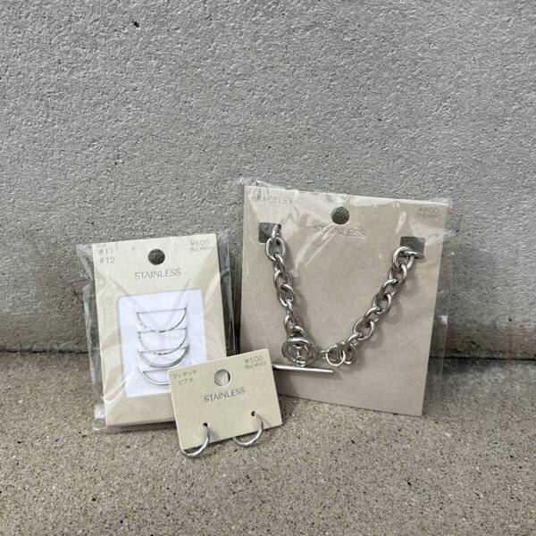 【3COINS】550円から買える！錆びない・変色しないステンレスアクセが神すぎた | HugMug