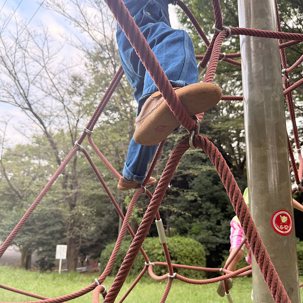 子どもの足の成長を守る！今話題の【ベアフットシューズ】3つの魅力 | HugMug