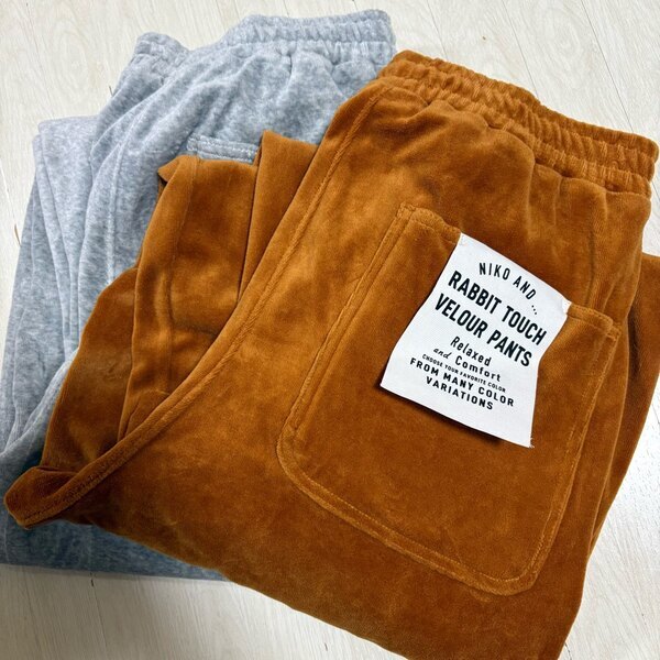 【niko and…】新作神ボトム！思わず2色買いした2WAYベロアパンツ | HugMug