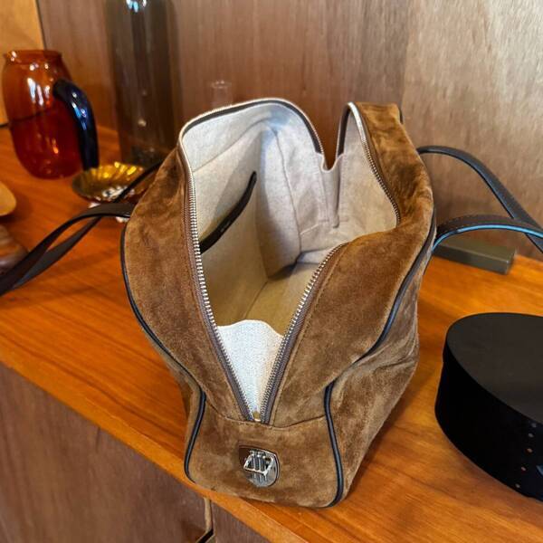 4万以内で手に入る！秋冬トレンドのスウェードバッグは【TOUT Y EST】がおすすめ | HugMug