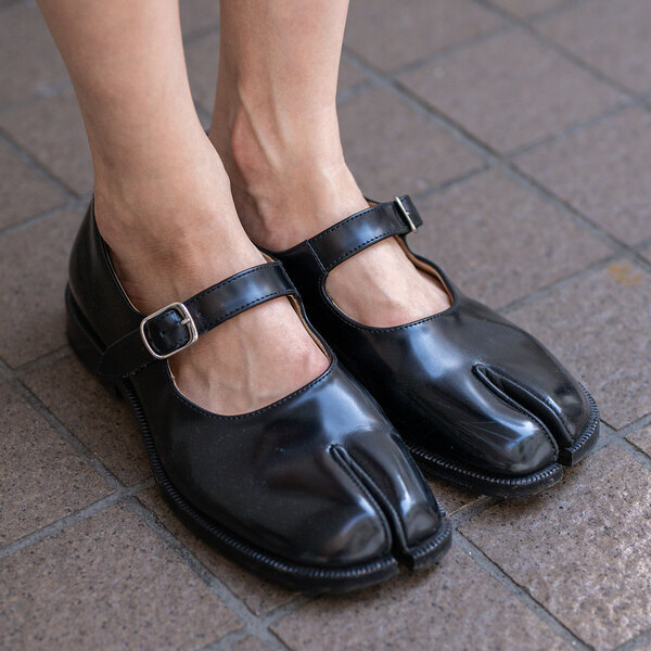 モノトーン×ピンクを仲良しシェア！ モード派家族のリンクコーデ術 | HugMug